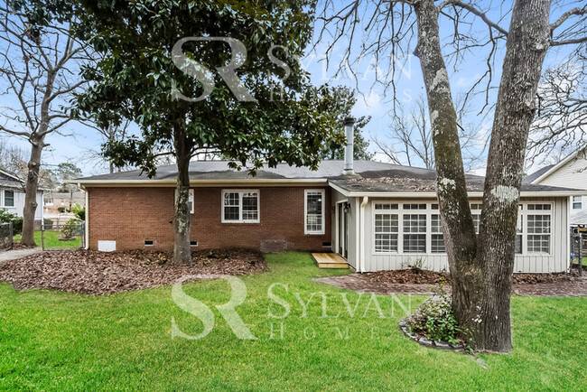 Building Photo - Charming 3BR 2BA Brick Ranch