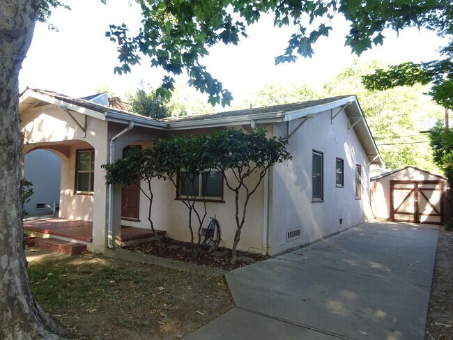 Building Photo - 2 bedroom, 1 bath in Land Park