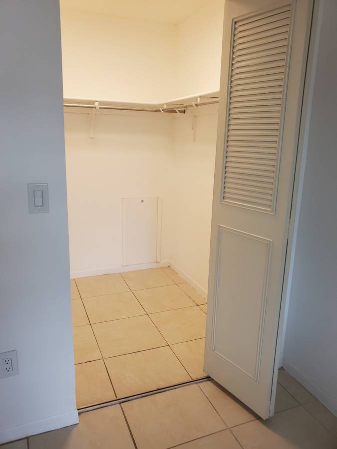 walk-in closet - 3147 29th Ave N