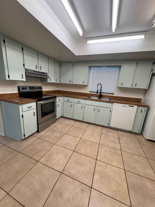 Building Photo - Perfect 3 bed 2 bath with huge fenced back...