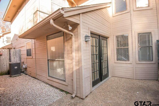 Building Photo - 5907 Hollytree Dr