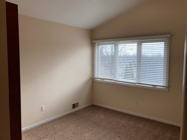 Building Photo - 458 Village Oaks Ct