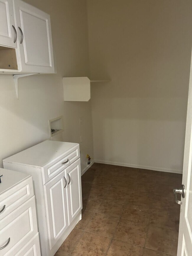 Building Photo - Unfurnished four bedroom large home!  Three car garage