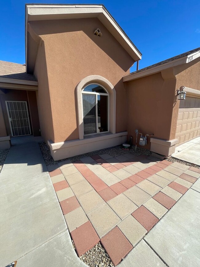 Building Photo - Beautiful 3 Bedroom/2 Bathroom home locate...