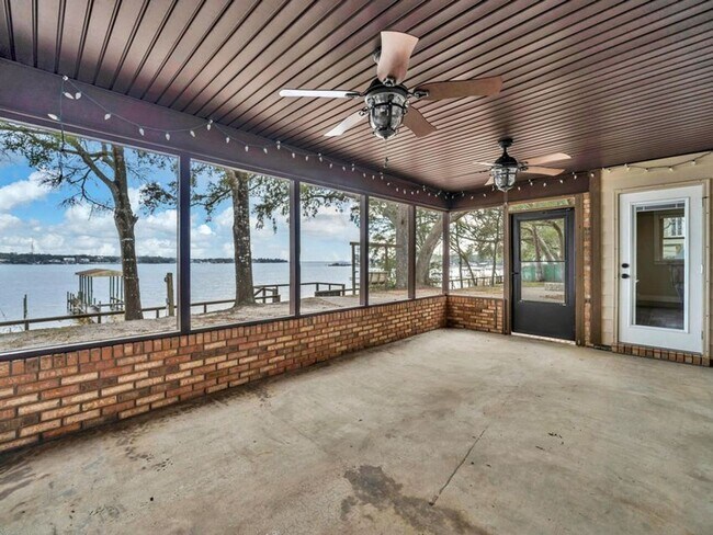 Building Photo - Waterfront Home in Niceville on the Bay wi...