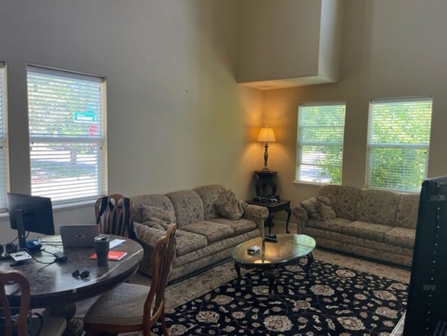Building Photo - Beautiful move-in ready patio home in Fort...