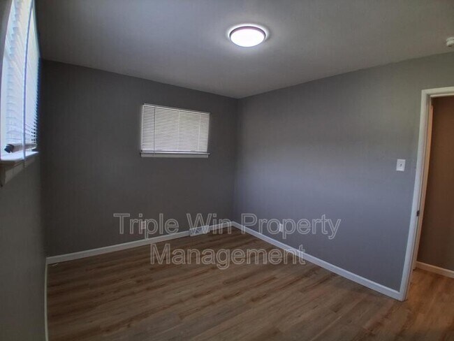 Building Photo - 524 Acorn Dr