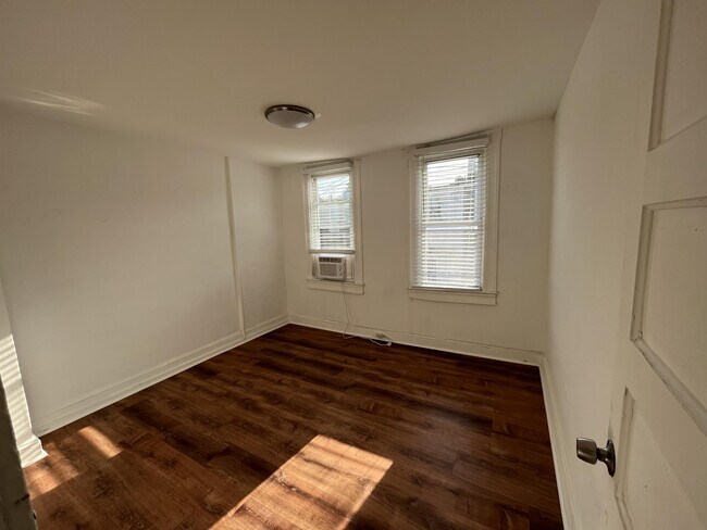 Building Photo - 522 N Robinson St