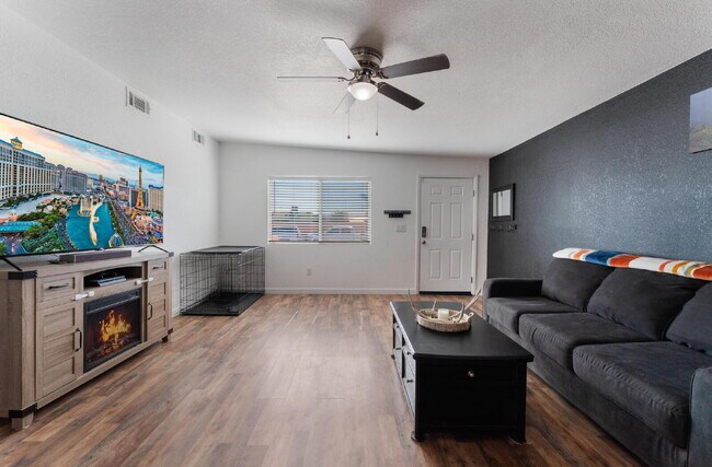 Building Photo - 2 Bedroom 1 bath Single Story Home on Large Lot with Solar and Water Purification