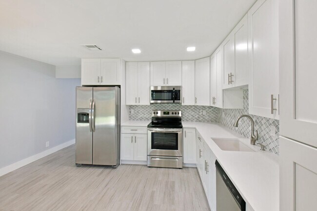 Building Photo - 9128 Roan Ln