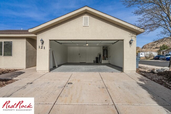Building Photo - Move in Special: $200 off full first month rent on this inviting 3-Bedroom Home with Garage and P...