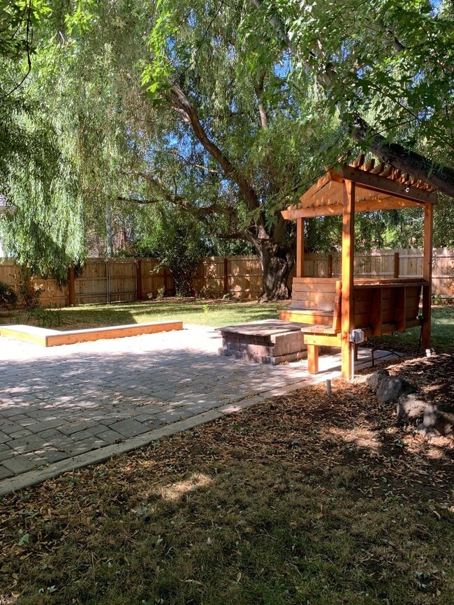 Building Photo - 3 bedroom 2 bathroom Home - Ferndale Subdi...