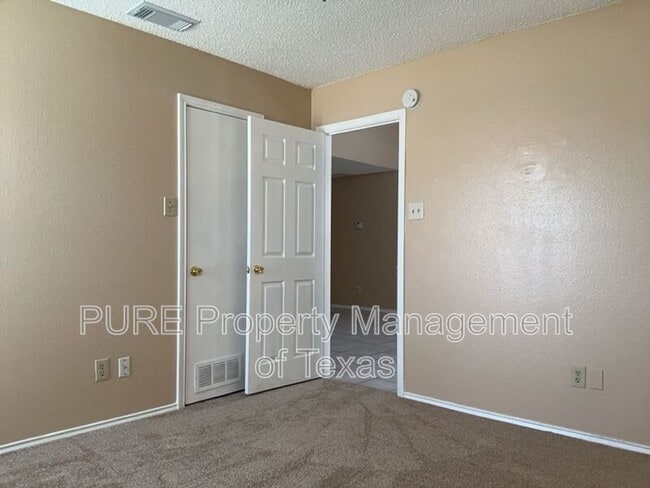 Building Photo - 2028 Redwing Way