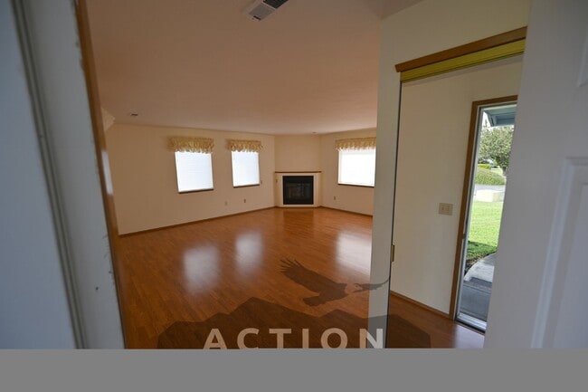 Building Photo - 2 bed, 2 bath, 1 car garage- water, sewer,...