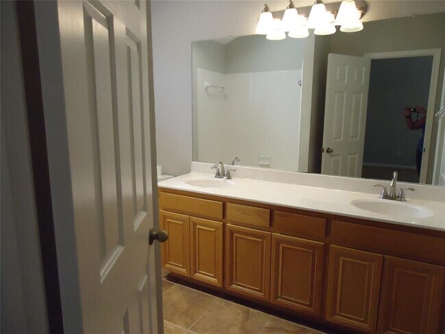 Building Photo - 1404 Peachtree Valley Dr