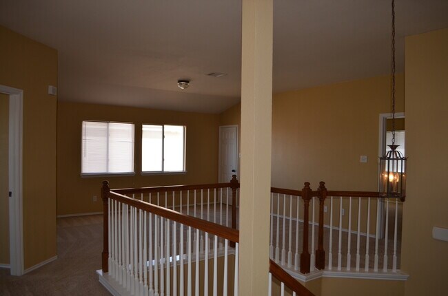 Building Photo - HUGE 5 BEDROOM HOME IN SAVANNAH HEIGHTS!