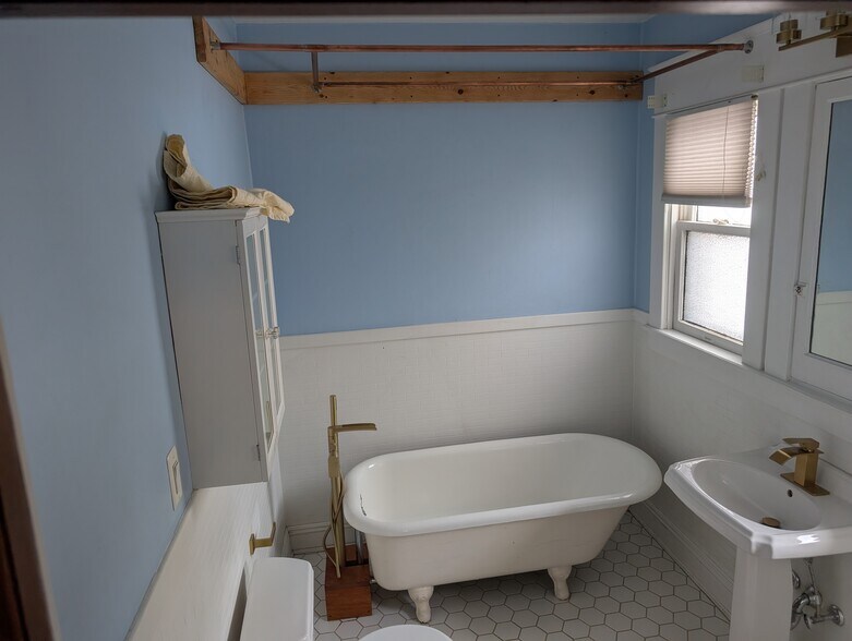 Building Photo - 601 Crescent Ave