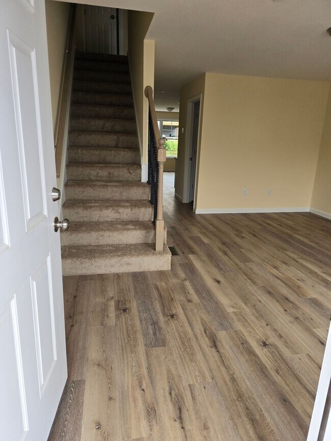 Building Photo - Megway Ct. (2-5)