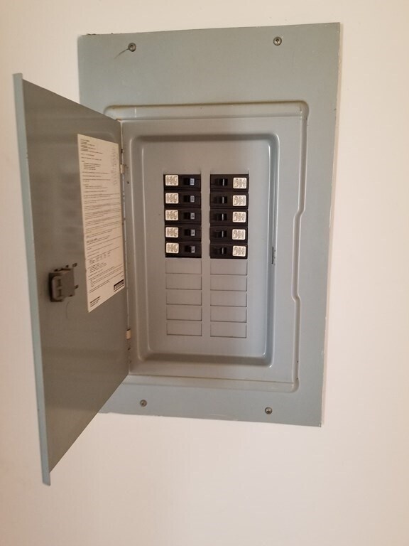 Building Photo - 593 Park St