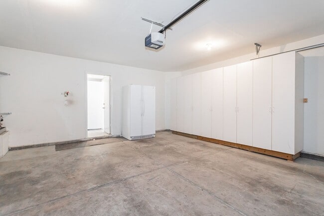 Building Photo - Remodeled 3 Bed Single Story Home