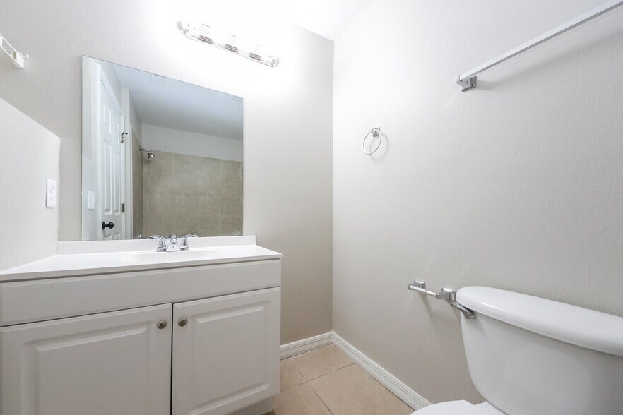 Building Photo - 330 Medina Ct
