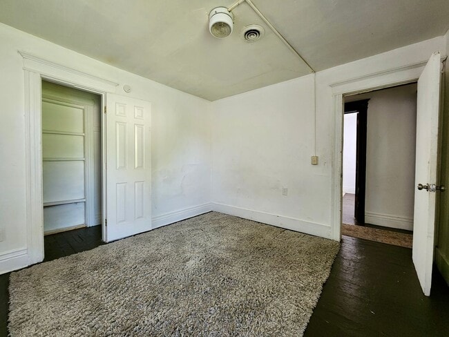 Building Photo - 5 Bedroom 2 Full Bath Houses | Front Porch | Back Yard | Off Street Parking | in-Unit Laundry