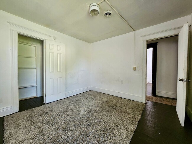 Building Photo - Spacious 5 Bedroom 2 Full Bath House | Front Porch | Back Yard | Off Street Parking | in-Unit Lau...