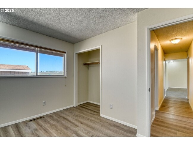 Building Photo - Charming 3 Bedroom Home