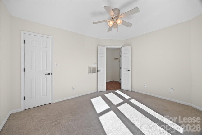 Building Photo - 372 Northwest Dr