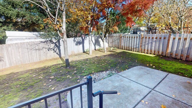 Building Photo - Single Level Family Friendly Home in Sandy. Fenced Backyard Pets Welcome