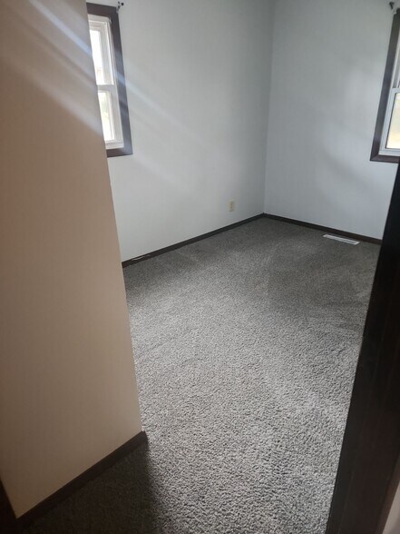 Building Photo - 1765 Valley Dr