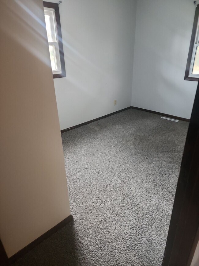 Building Photo - 1765 Valley Dr