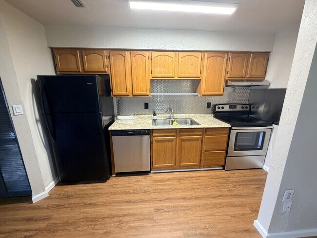Building Photo - Updated 2-Bedroom Apartment | Prime Lakeland Location | Near Downtown & Hospitals