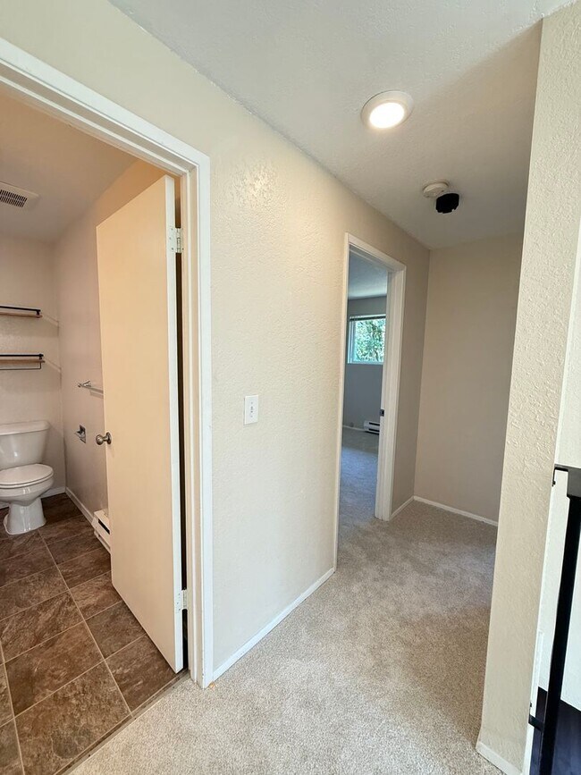 Building Photo - Updated 2BR Townhome with Fenced Yard & Ga...