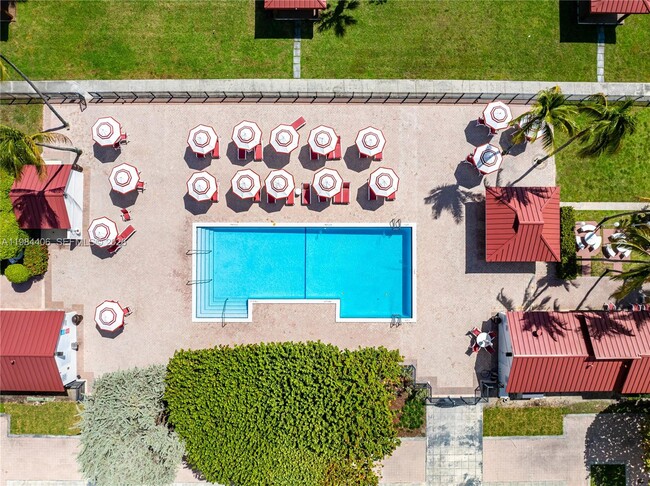 Building Photo - 2555 Collins Ave