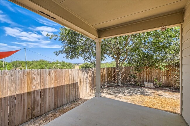 Building Photo - Move in ready!!  3 bedroom plus office!! O...