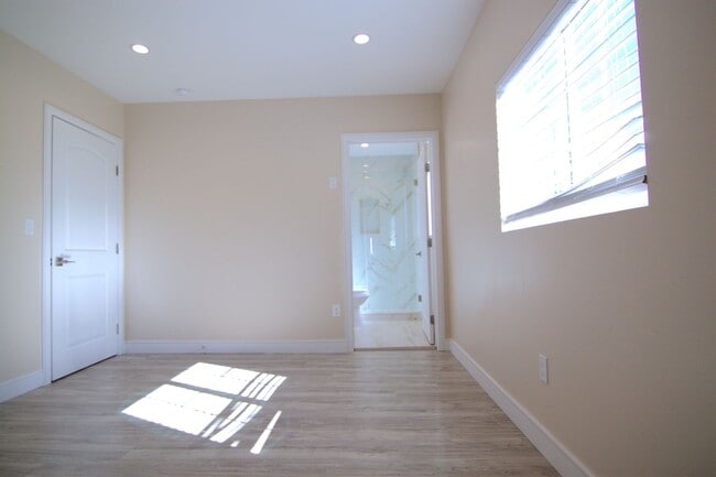 Building Photo - 14436 Carlsbad St