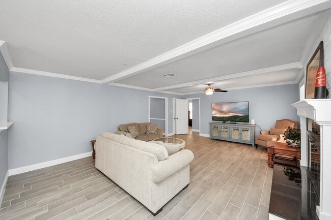 Building Photo - 5810 Wanakah Dr