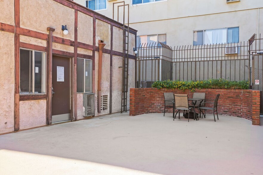 Building Photo - 5500 Lindley Ave