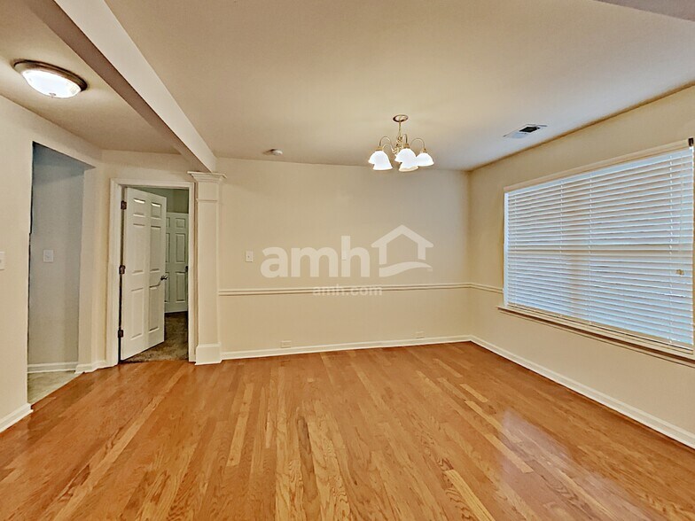 Building Photo - 975 Donington Cir