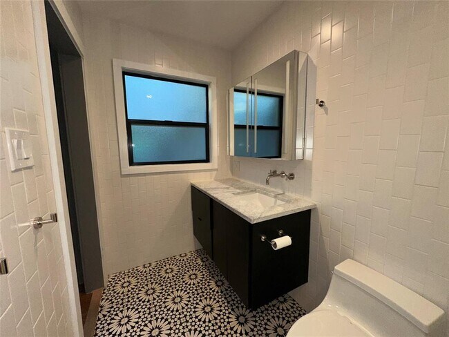 Building Photo - 4711 Fairview Dr