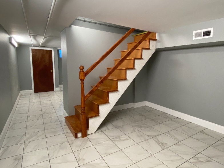 Building Photo - 910 Winter St