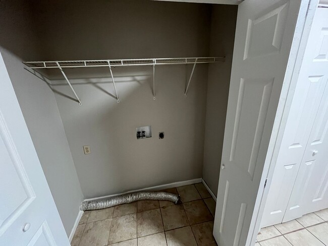 Building Photo - 1611 Meadow Spring Dr