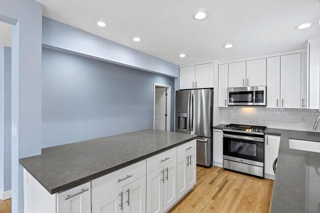 Building Photo - Charming 3BD/2BA Hermosa Beach Bungalow