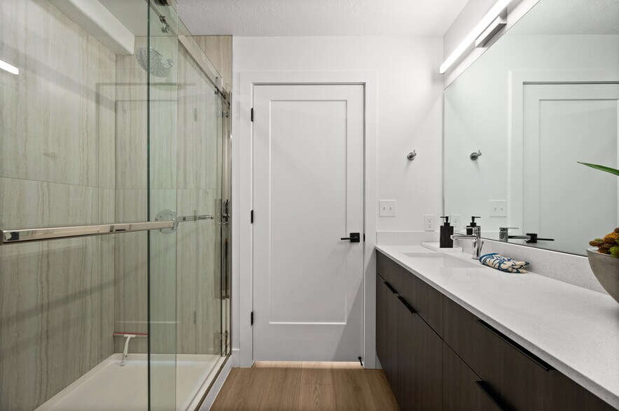 En-suite bathroom - 847 S 800 E
