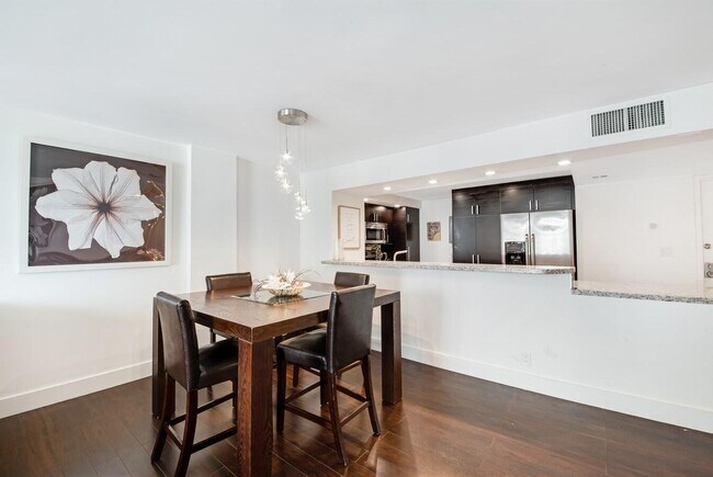 Building Photo - 1147 Hillsboro Mile