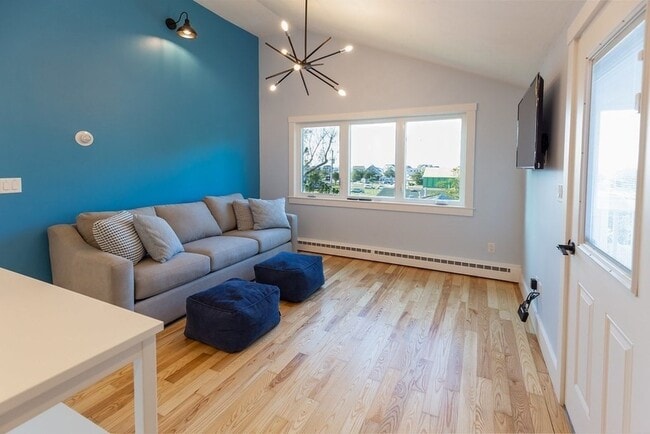 Building Photo - 18 Beach St