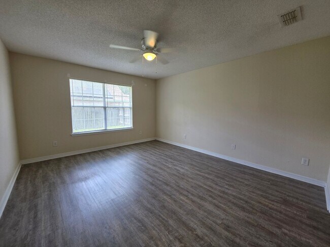Building Photo - 3BR/2BA home with 2 car garage and privacy...