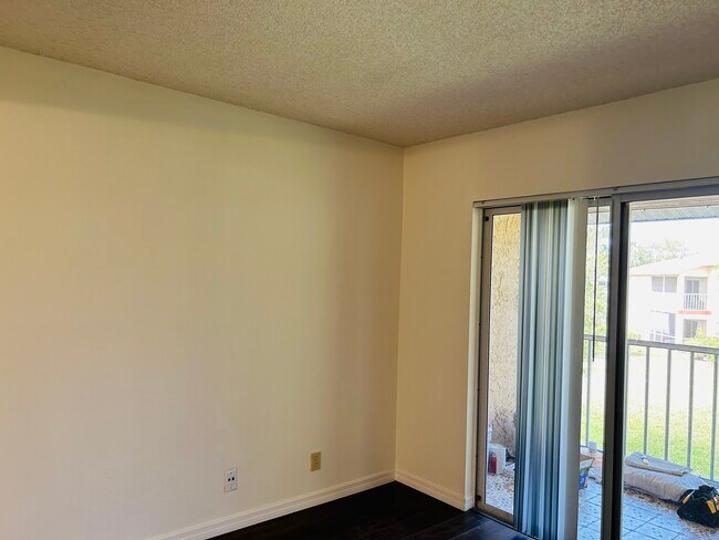 Building Photo - 1562 SE Royal Green Cir