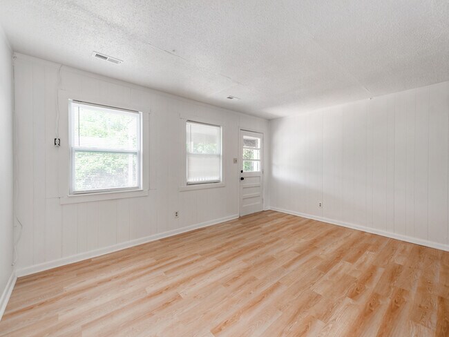 Building Photo - Charming Duplex